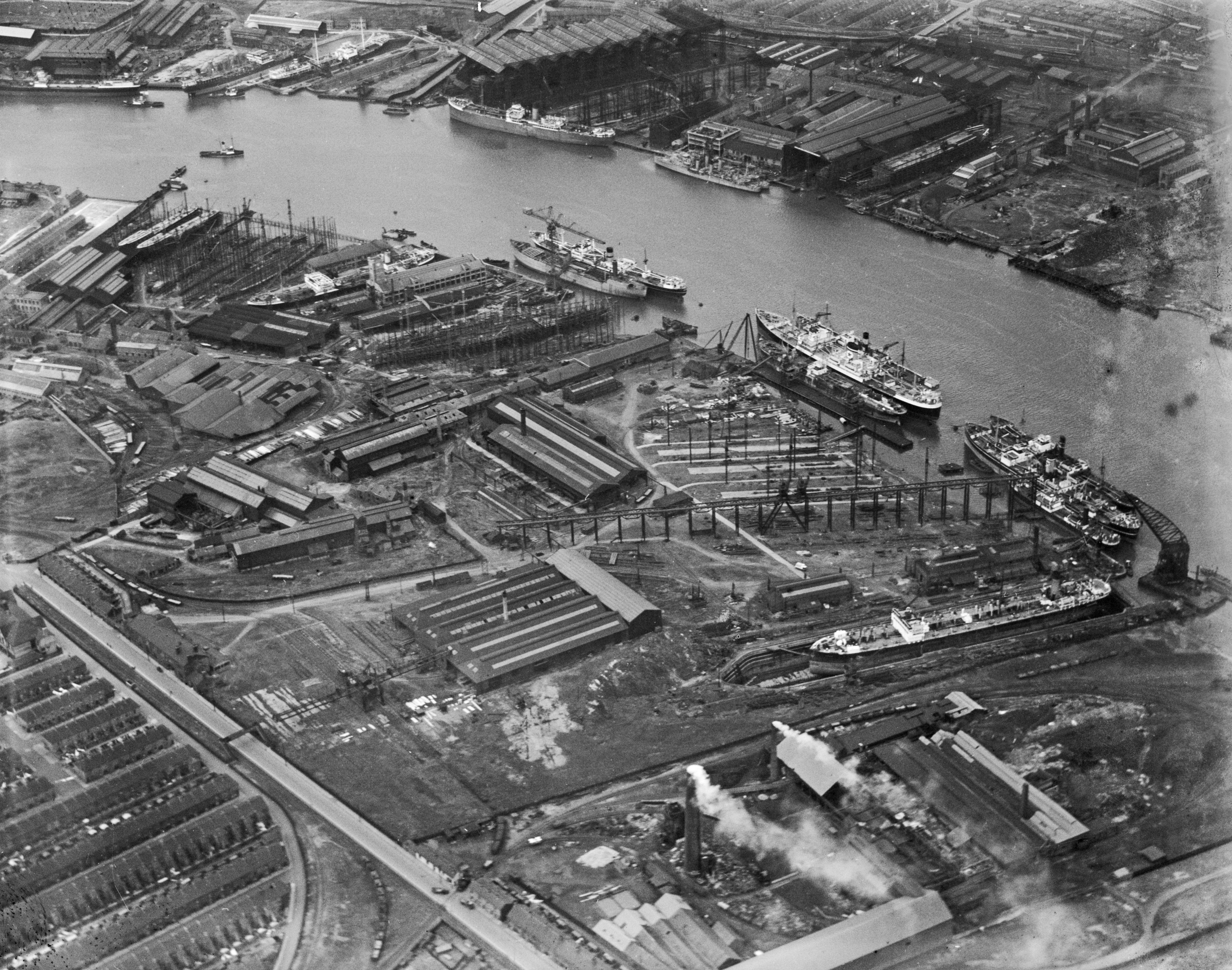 Palmers Hebburn Co. Shipbuilding Yard, 1936 with Hawthorn Leslie and Co. on the left and Swan Hunter and Wigham Richardson, Wallsend on the far bank. Copyright: Historic England Archive.